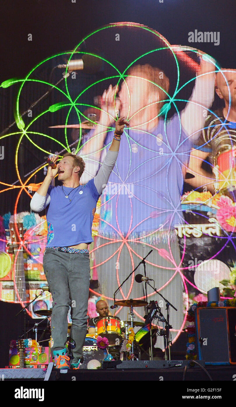 Solo uso editoriale Coldplay eseguire sul palco durante la BBC Radio 1's Big Weekend al Castello di Powderham in Exeter. Foto Stock