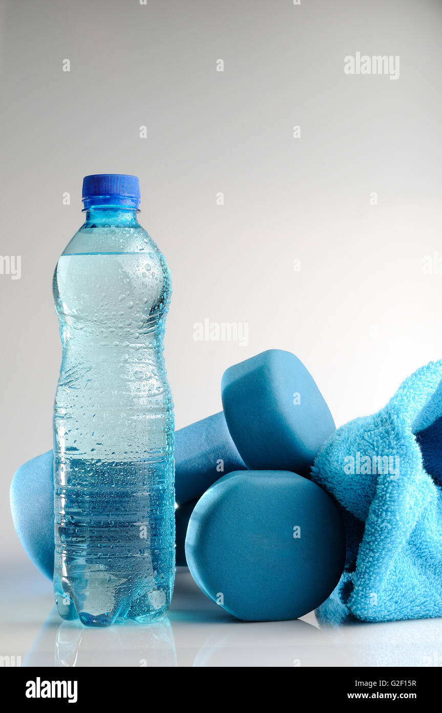 Sport e vitalità con oggetti blu e grigio Foto Stock
