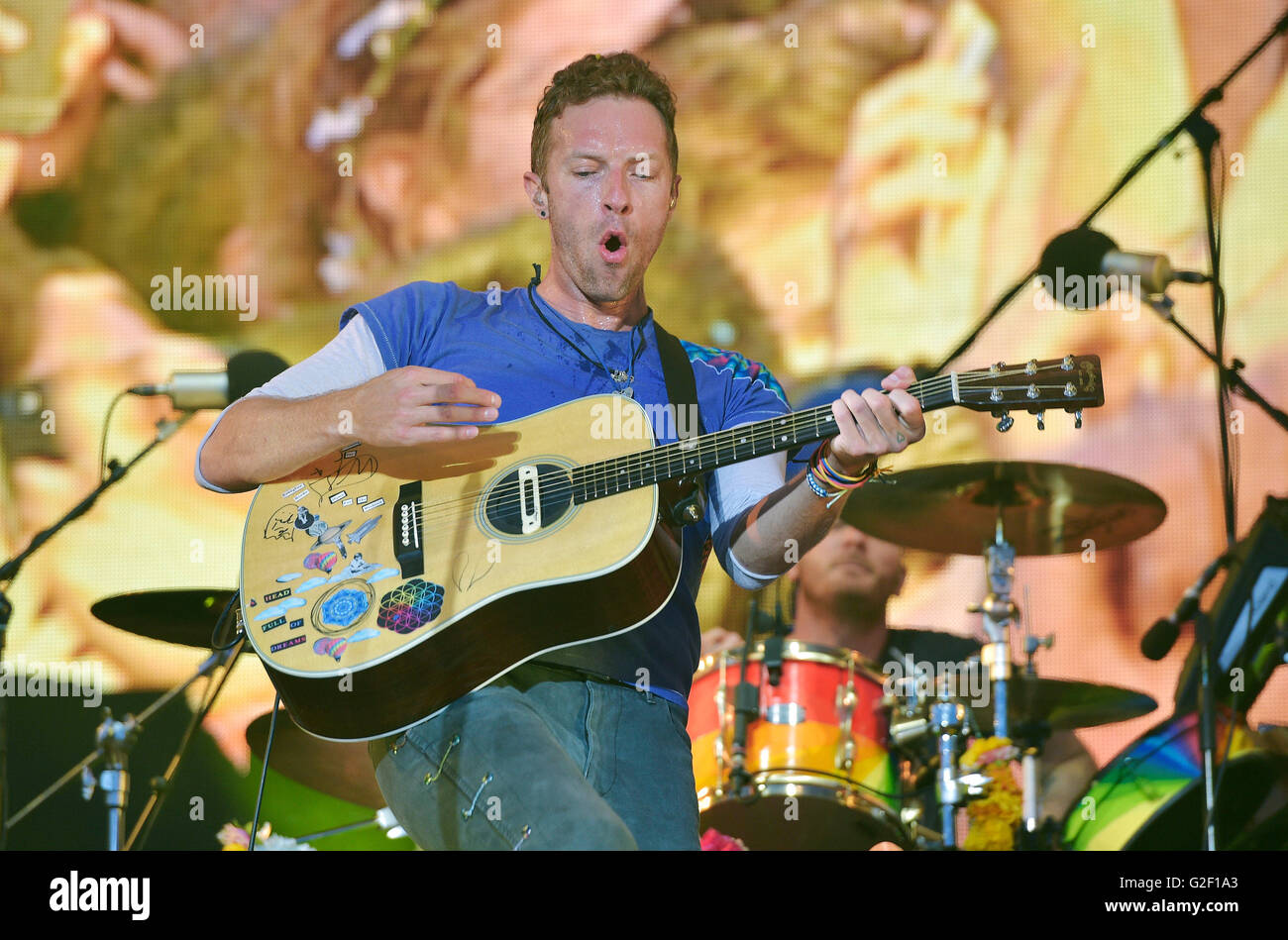 Coldplay si esibir sul palco durante il Big Weekend della BBC radio 1 al Powderham Castle di Exeter. Foto Stock