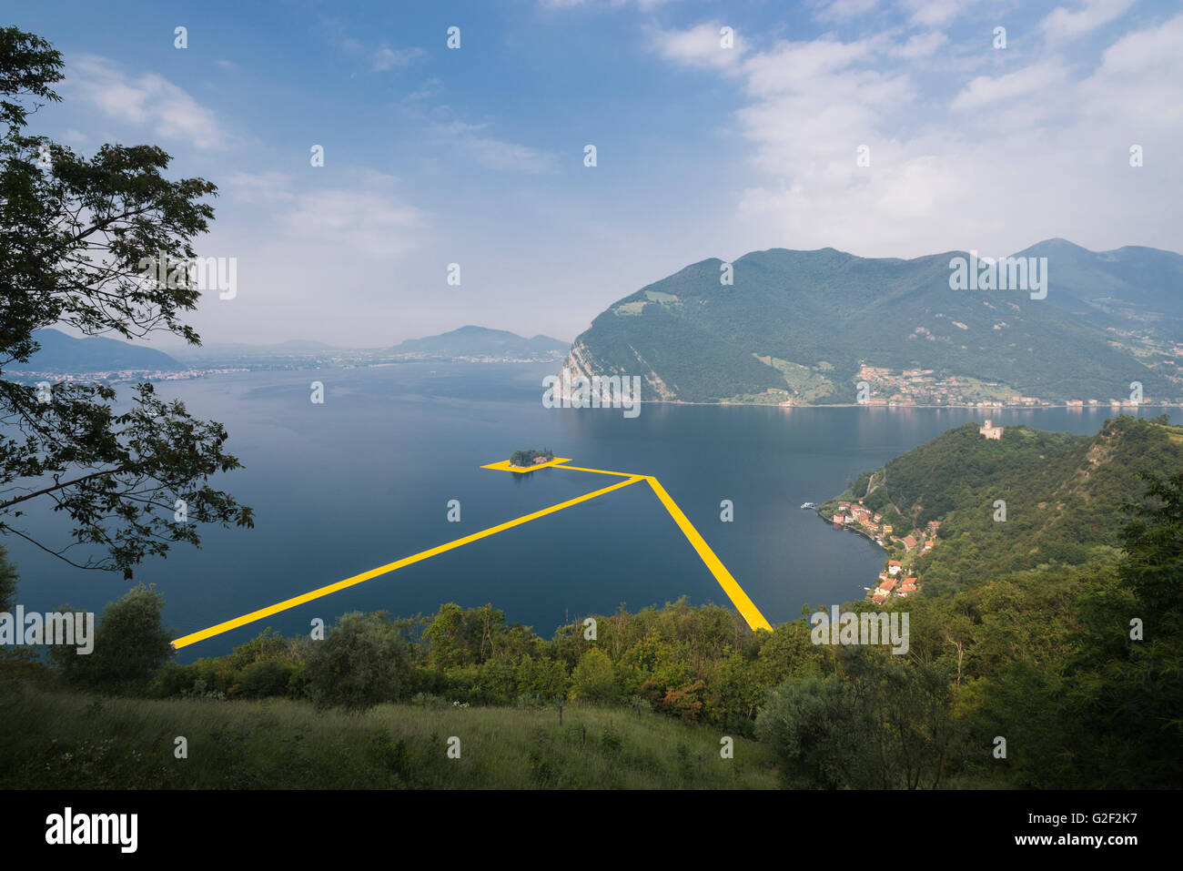 Nuoto pontons sono collocati tra le isole di Christo il progetto 'i pontili galleggianti' sul lago d'Iseo in Italia Foto Stock