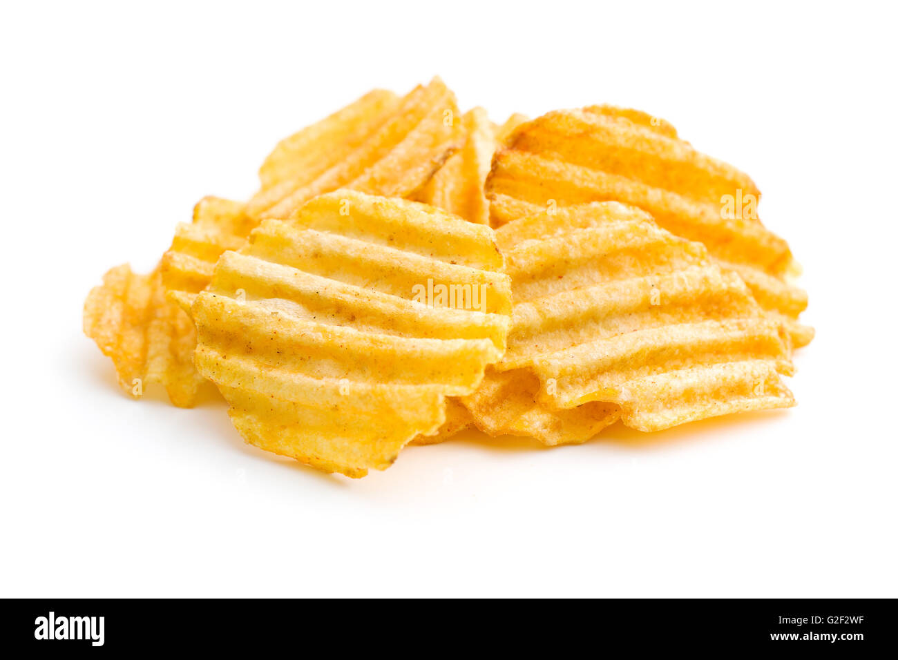 Crinkle cut potato chips isolati su sfondo bianco. Foto Stock