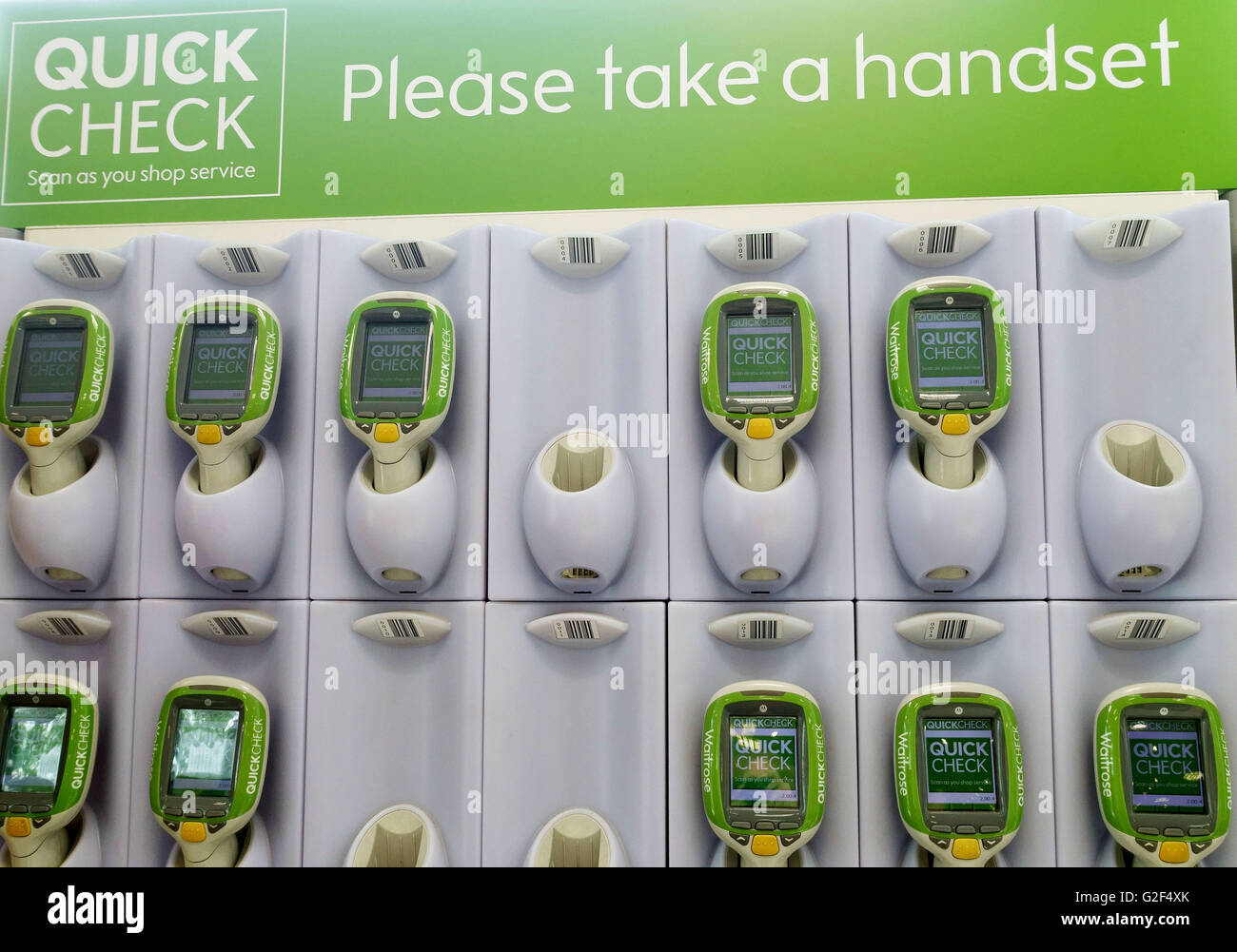 Dispositivo di scansione portatile dispositivi per uso da parte dei clienti nel ramo della Waitrose supermarket, Inghilterra Foto Stock