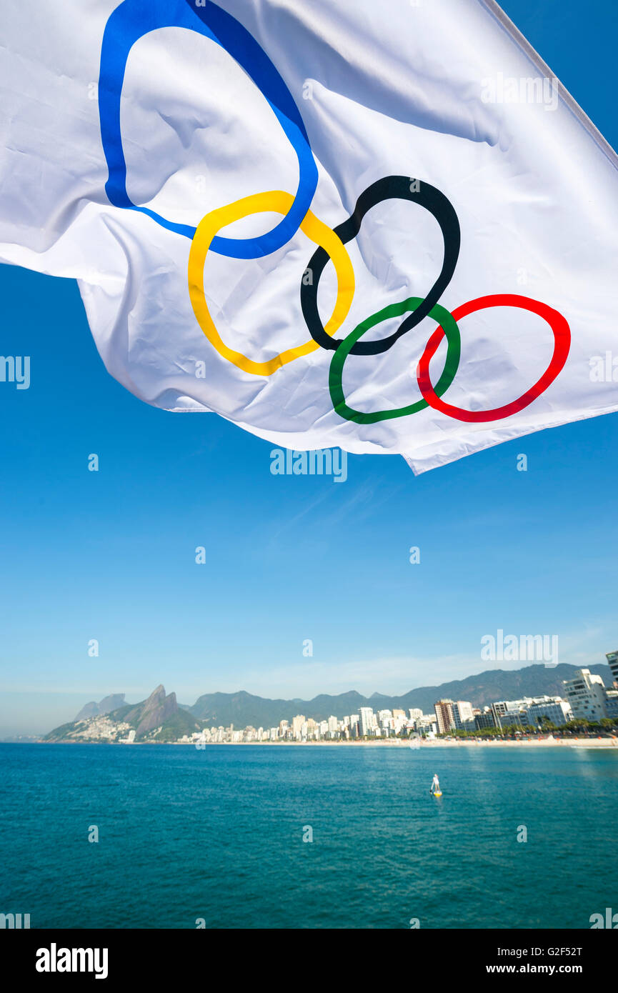 RIO DE JANEIRO - MARZO 27, 2016: Una bandiera olimpica oscilla nel vento al di sopra dello skyline della citta' presso la spiaggia di Ipanema. Foto Stock