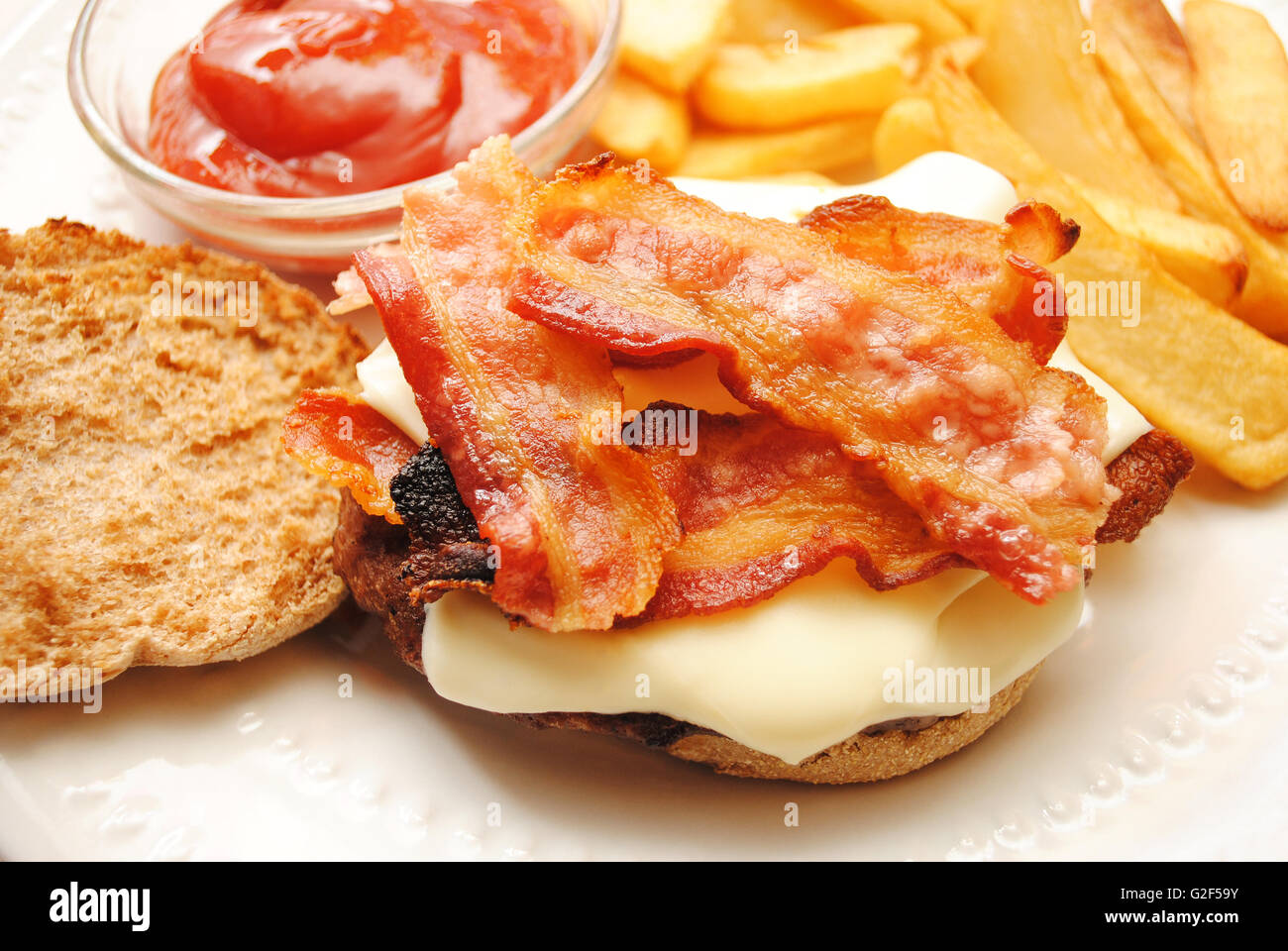 Pancetta e formaggio panino con patatine fritte e Catsup Foto Stock