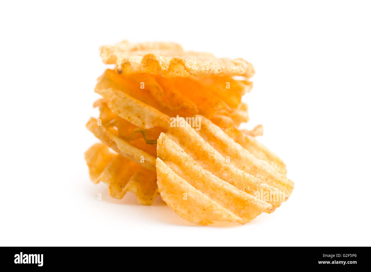 Crinkle cut potato chips isolati su sfondo bianco. Pila di saporite patate fritte. Foto Stock