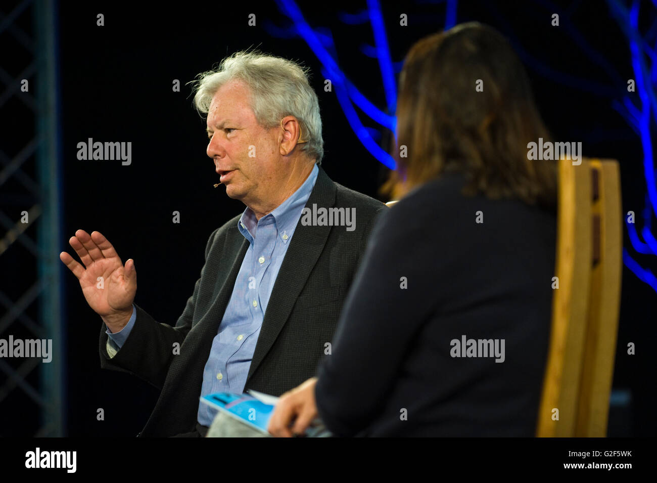 Richard Thaler professore di scienze comportamentali e di economia di parlare sul palco a Hay Festival 2016 Foto Stock