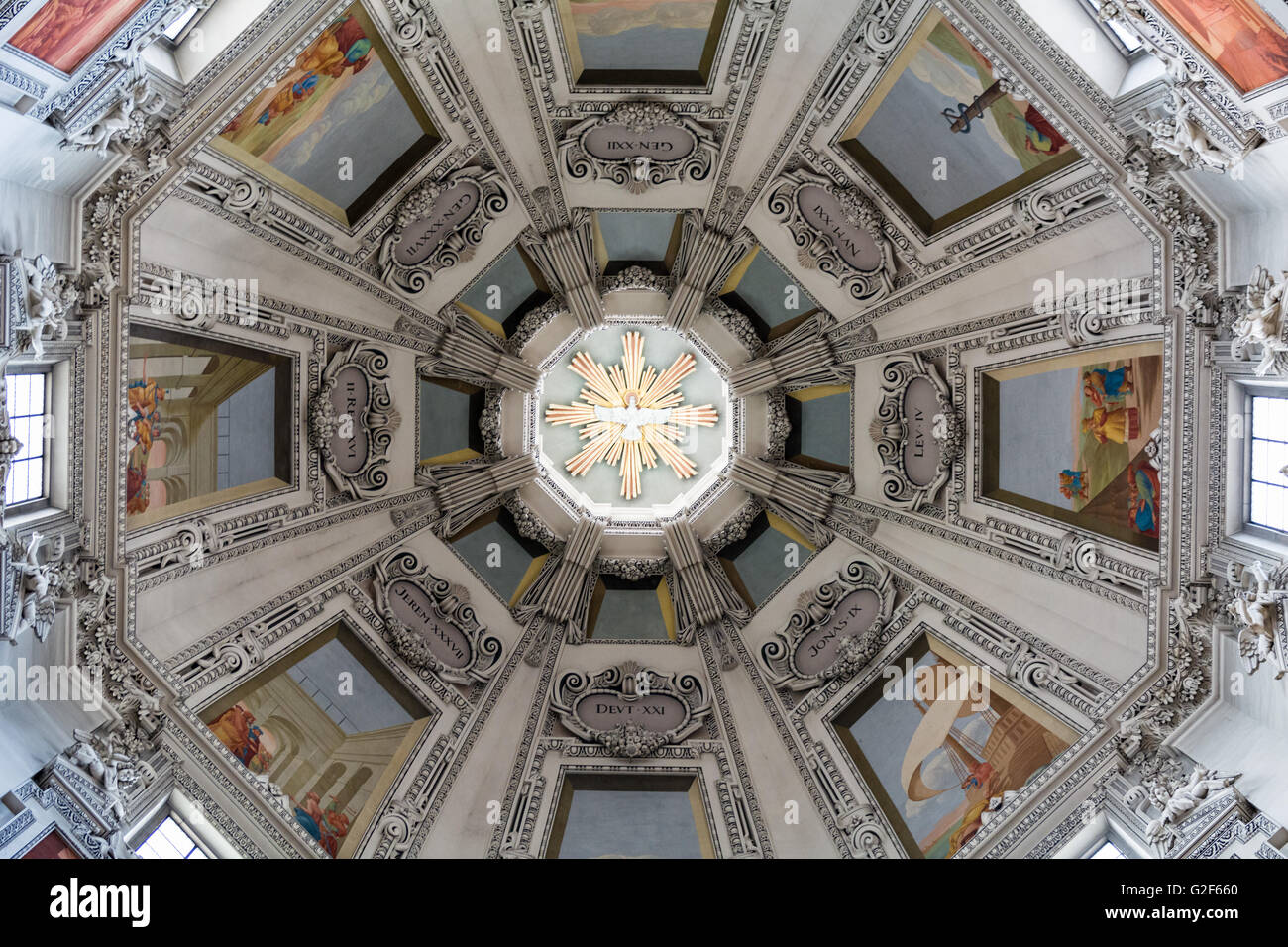 All'interno della cattedrale di Salisburgo in Austria Foto Stock