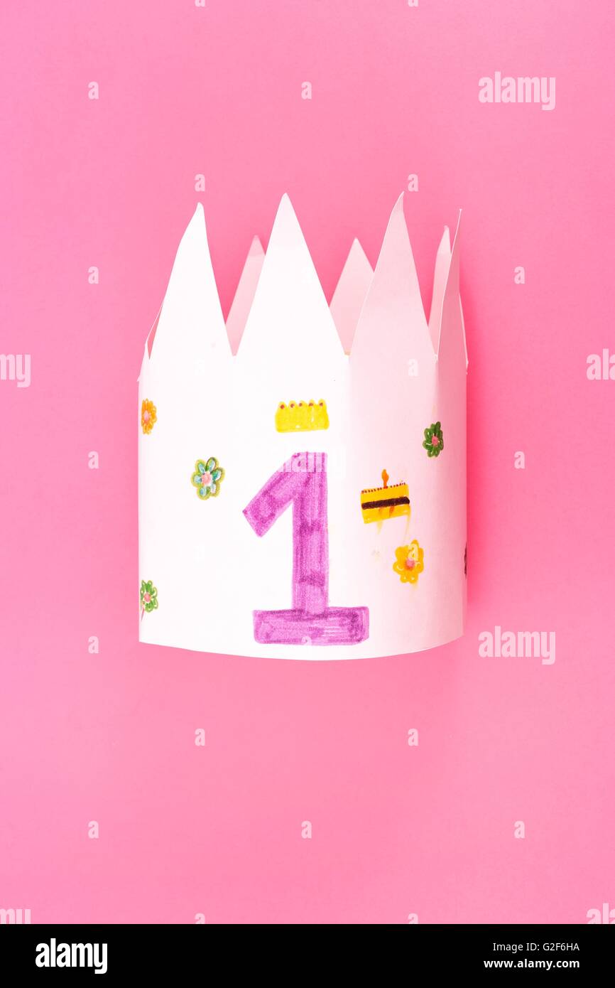 Compleanno di corona di carta per un baby-girl Foto stock - Alamy
