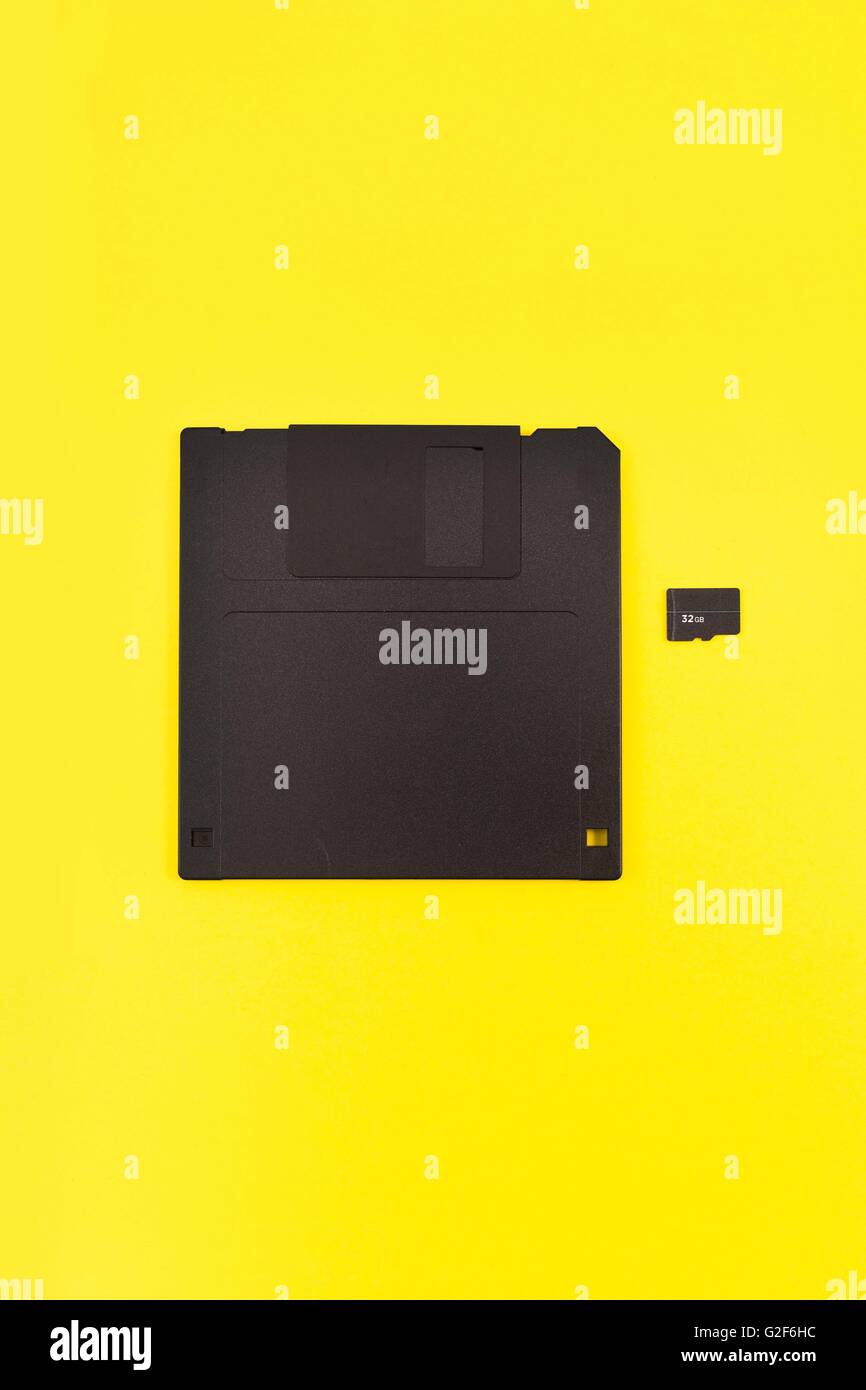 Confronto tra il vecchio disco floppy e micro scheda di memoria Foto Stock