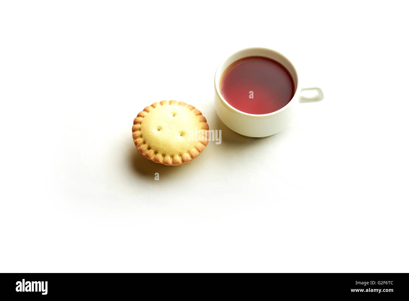Frolla tartlet con una tazza di tè nero Foto Stock