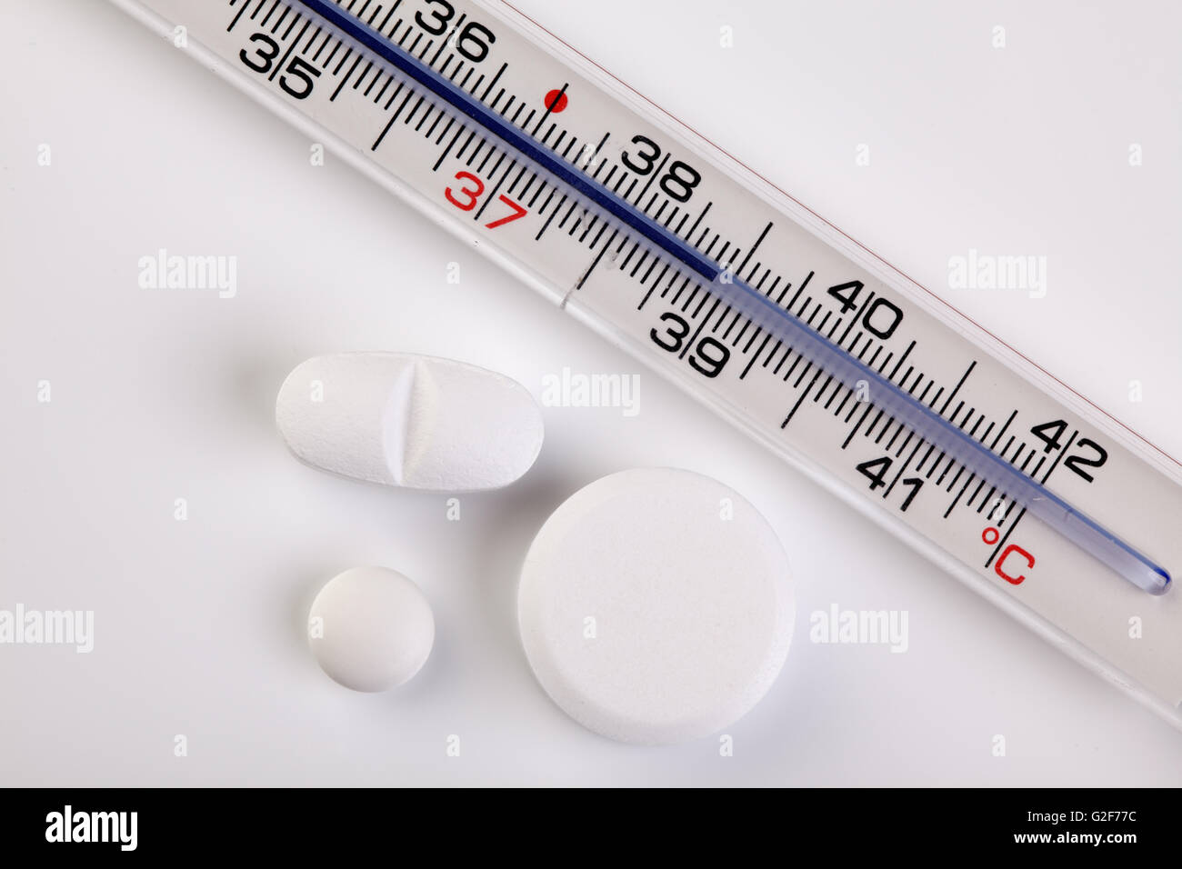 Termometro di febbre che mostra una temperatura di 39 gradi celsius e  alcune pillole Foto stock - Alamy