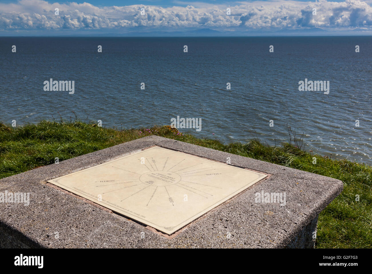 Nuvole sopra il Lake District, che si vede attraverso il Solway Firth dal punto di Castello, vicino Rockcliffe, Dumfries & Galloway, Scozia Foto Stock