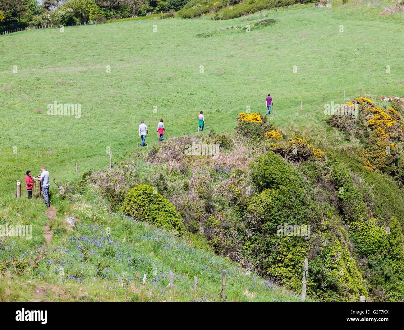 Walkers sul sentiero costiero tra Rockcliffe e Sandyhills, vicino al Castle Point, Rockcliffe, Dumfries & Galloway, Scozia Foto Stock