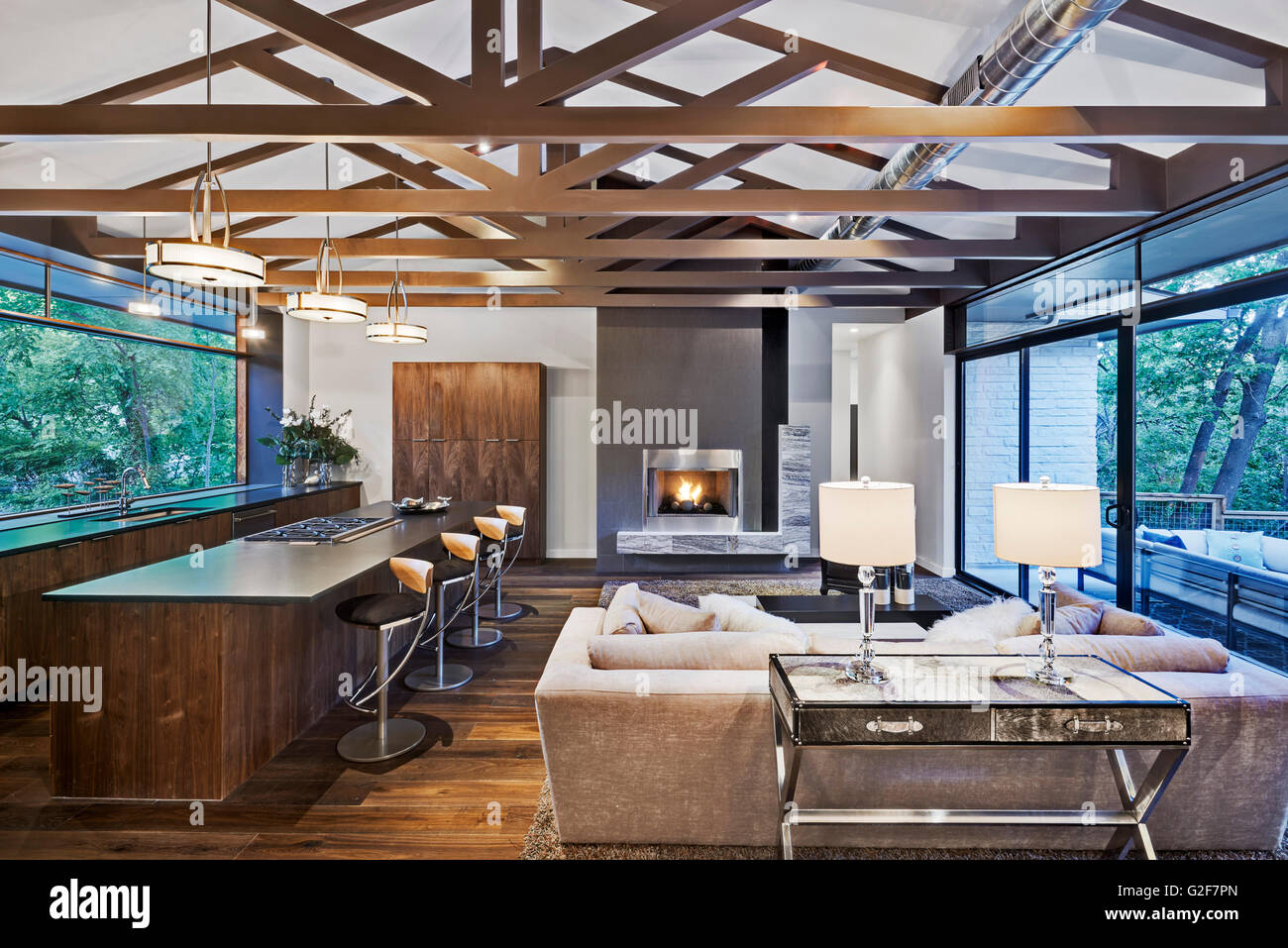 Piano aperto di casa moderna con cucina e salotto Foto Stock
