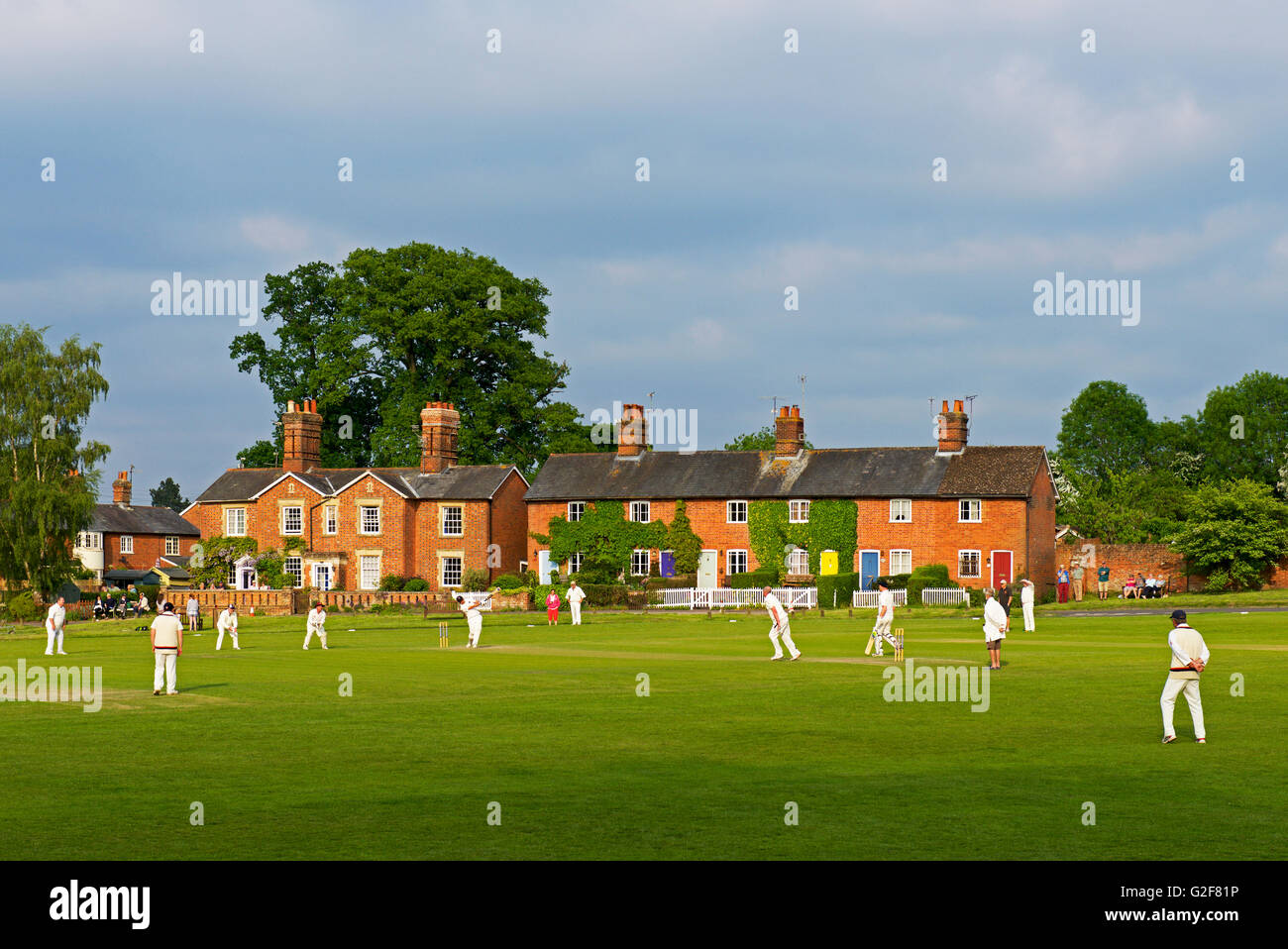 Partita di cricket di essere riprodotti nel villaggio di Hartley Wintney, Hampshire, Inghilterra, Regno Unito Foto Stock