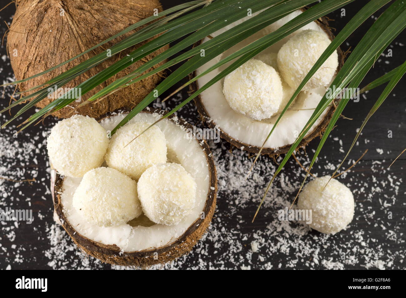 Cocco fresco e noce di cocco cookie sul legno scuro dello sfondo Foto Stock