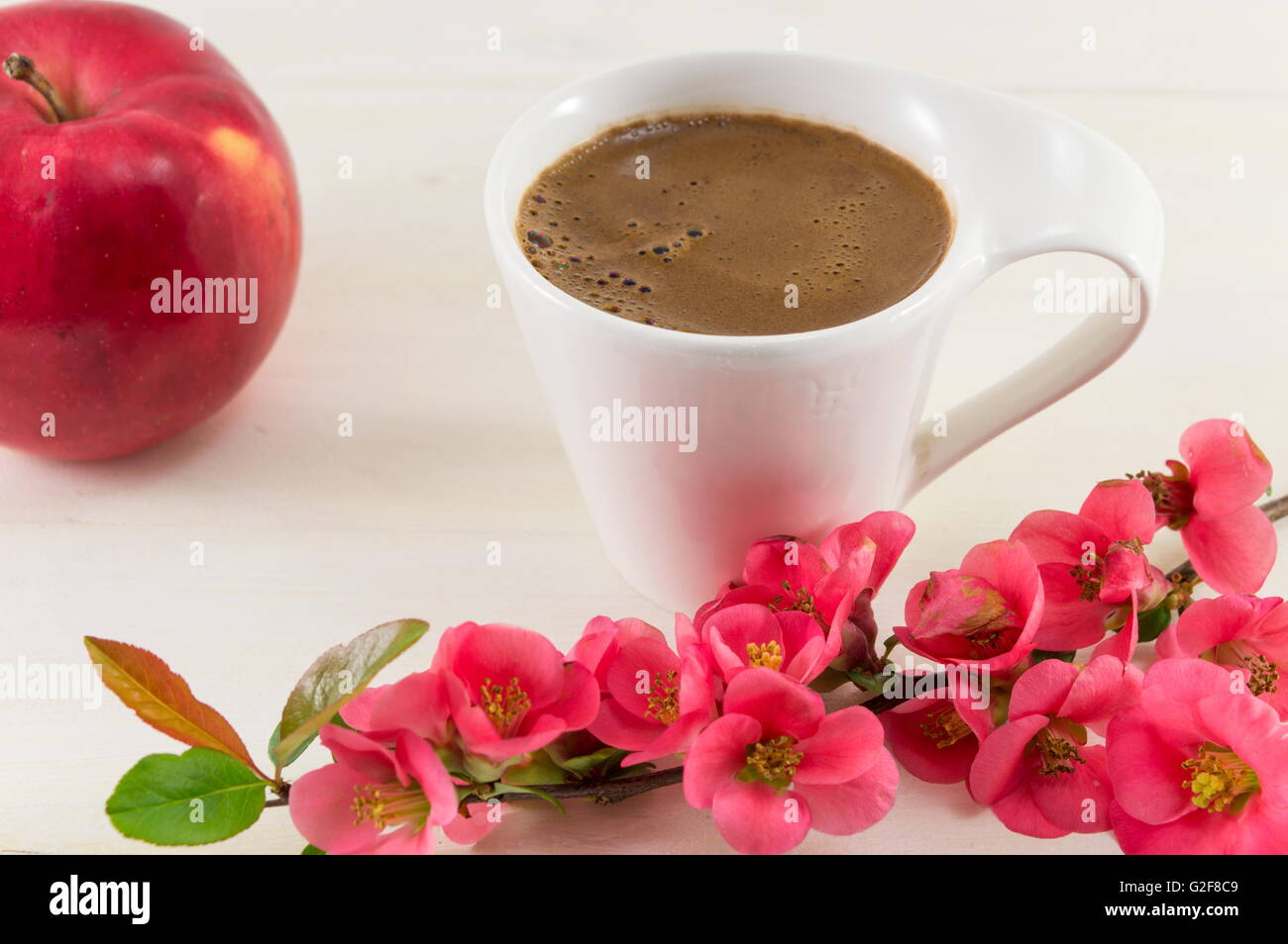 Giapponese rose fiori e una tazza di caffè Foto Stock
