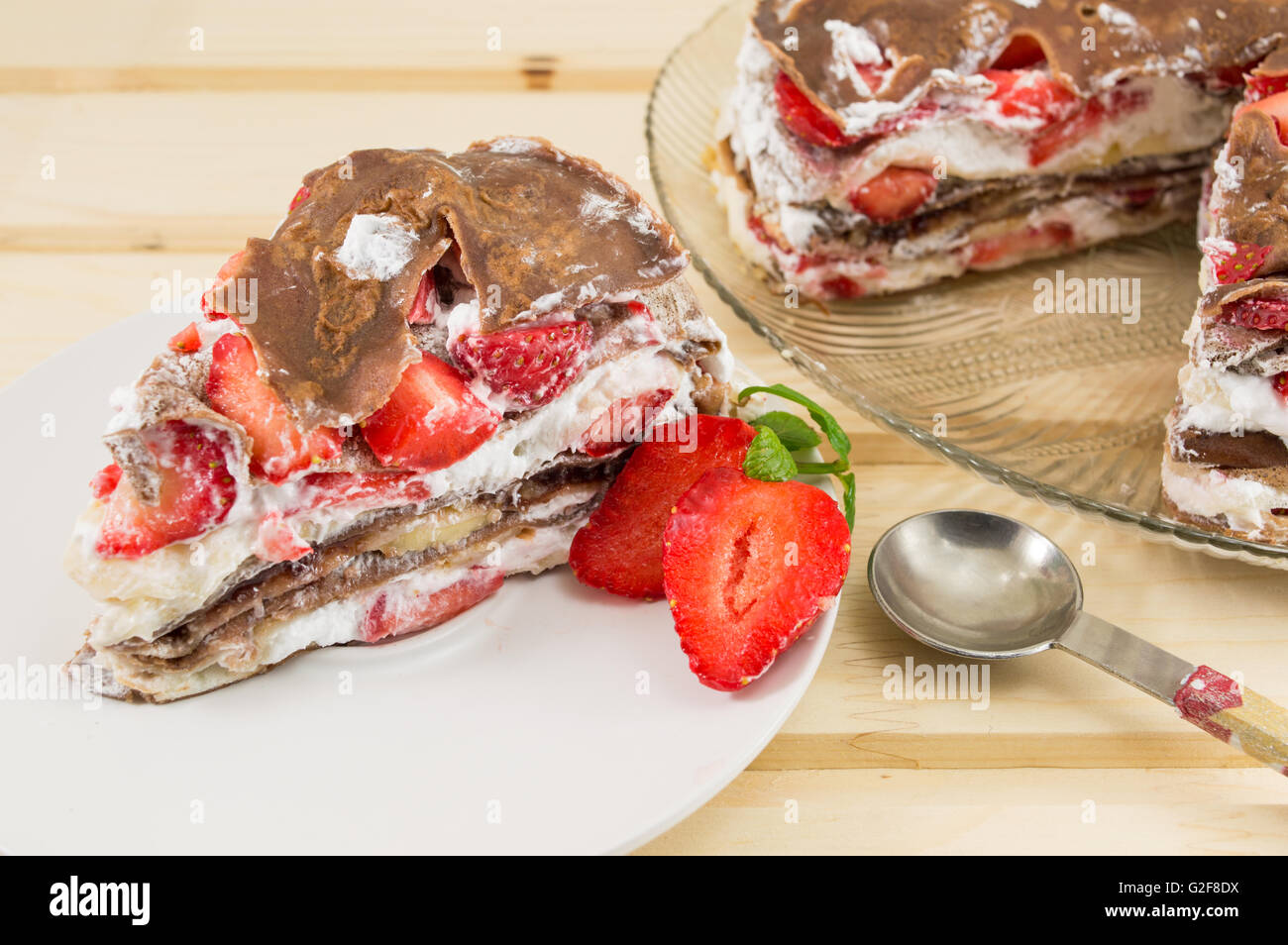 La torta di fragole fatta di frittelle su una piastra con fragole fresche Foto Stock