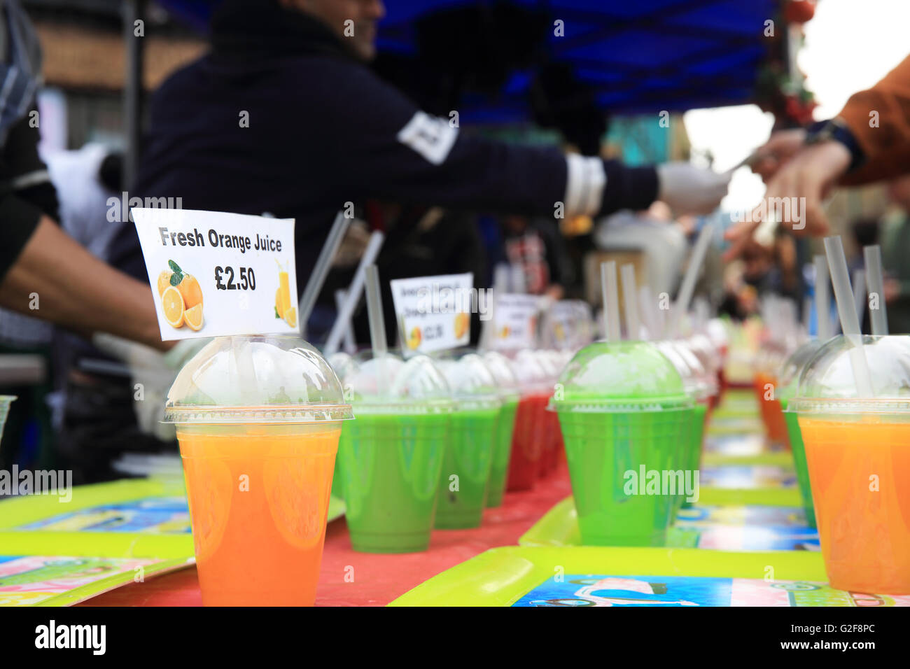 Colorate, fruttato, bevande in vendita sul trendy Brick Lane mercato di domenica, nella zona est di Londra, Inghilterra, Regno Unito Foto Stock