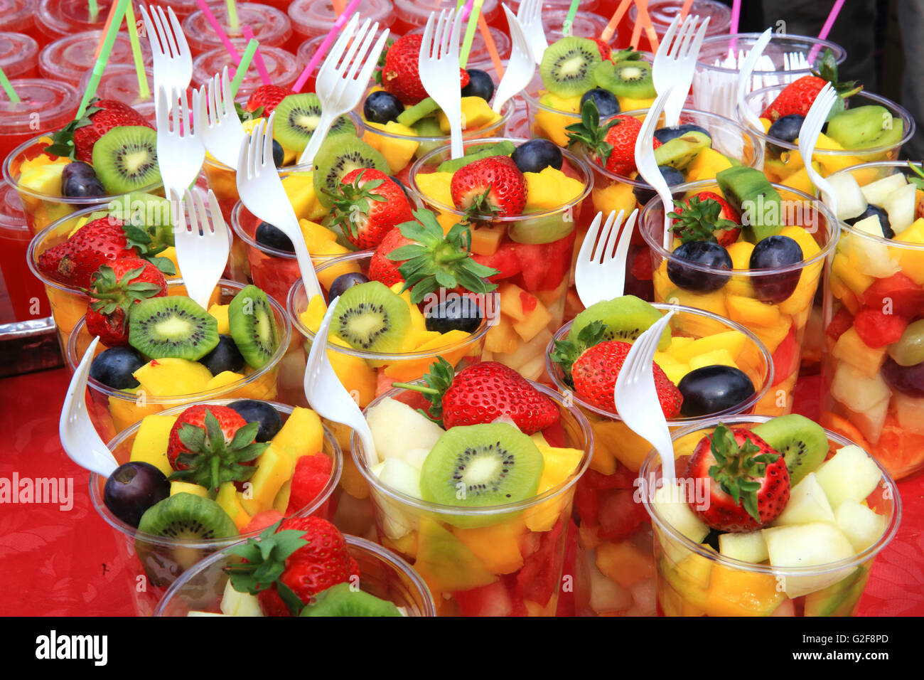 Colorate, fruttato, bevande in vendita sul trendy Brick Lane mercato di domenica, nella zona est di Londra, Inghilterra, Regno Unito Foto Stock