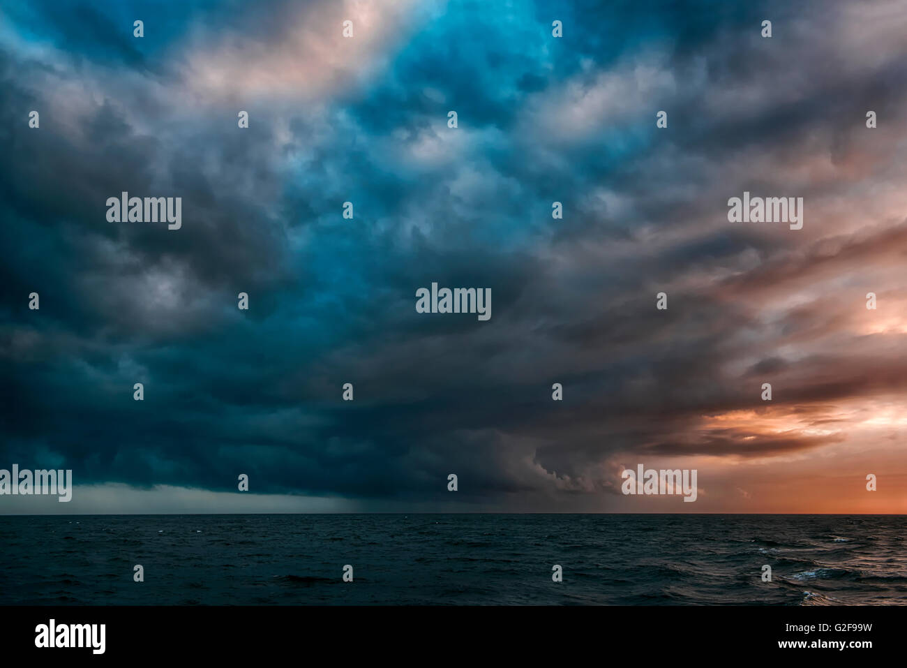 Una drammatica la formazione di pioggia nel lontano Oceano Pacifico riversa pioggia in una piccola sezione di copertura nuvolosa Foto Stock