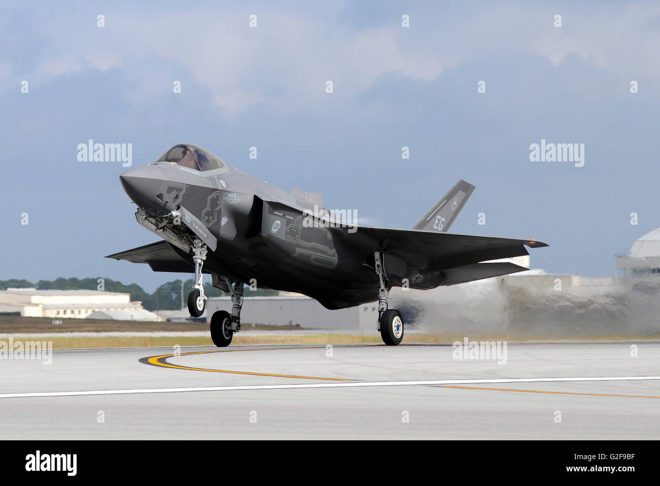 Un F-35A dal 58th Fighter Squadron, xxxiii Fighter Wing, decolla da Eglin Air Force Base in Florida, prima di una missione di addestramento Foto Stock