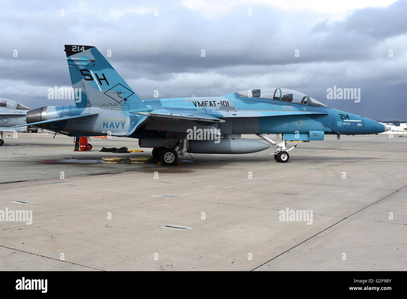 Un F/A-18B Hornet da U.S. Marine Corps VMFAT-101, sulla rampa al Marine Corps Air Station Miramar, San Diego, California. Foto Stock