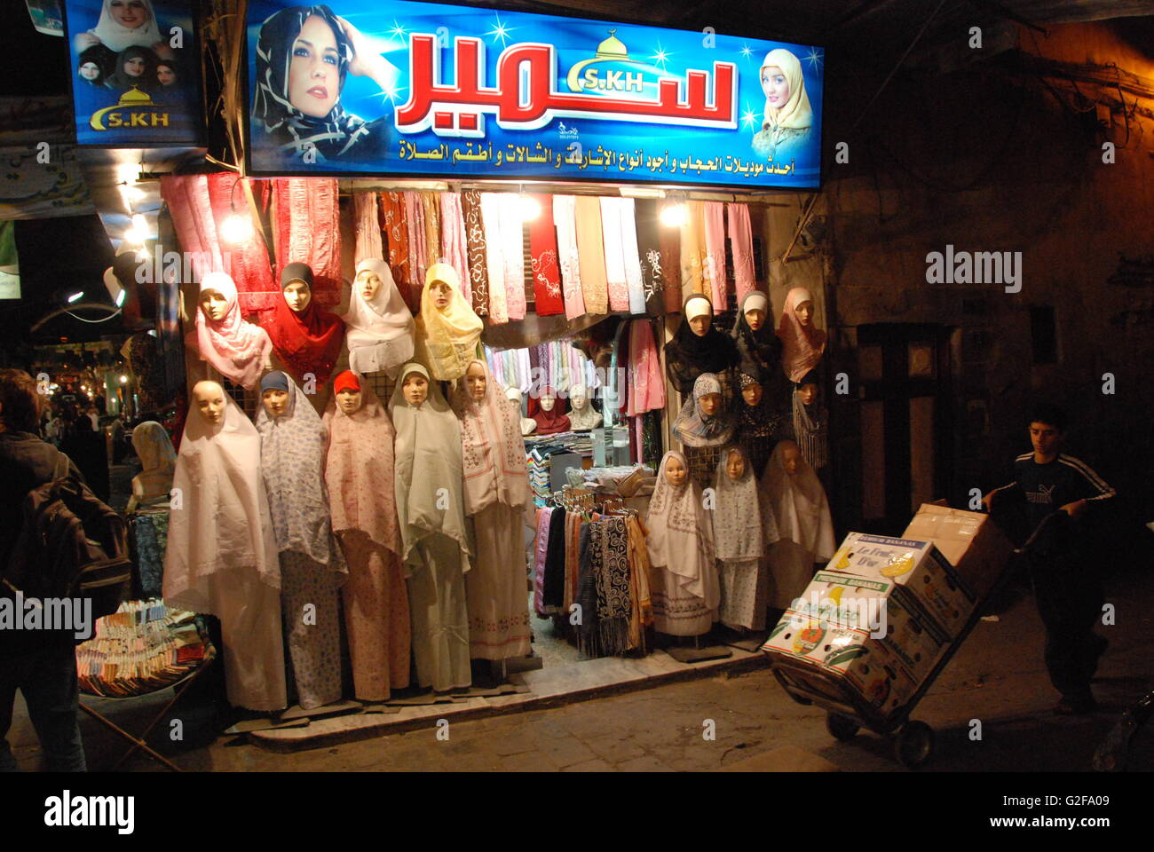 Damasco - Intorno Sayyida Ruqayya moschea sciita, Femmina manichini con abiti musulmani Foto Stock