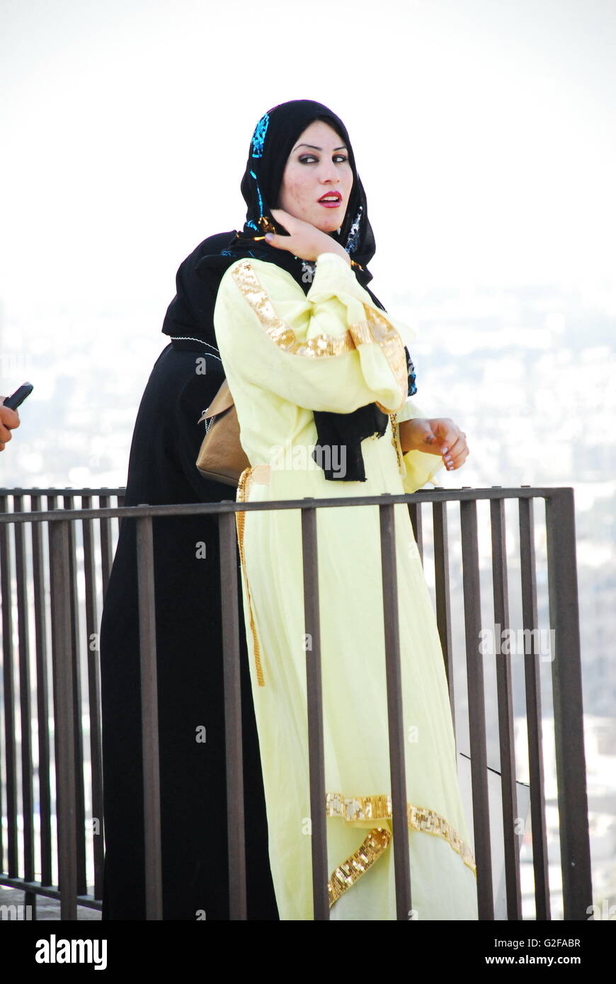 Aleppo - elegante signora in abito giallo e indossano Hijab Guardando la vista dalla Cittadella Foto Stock
