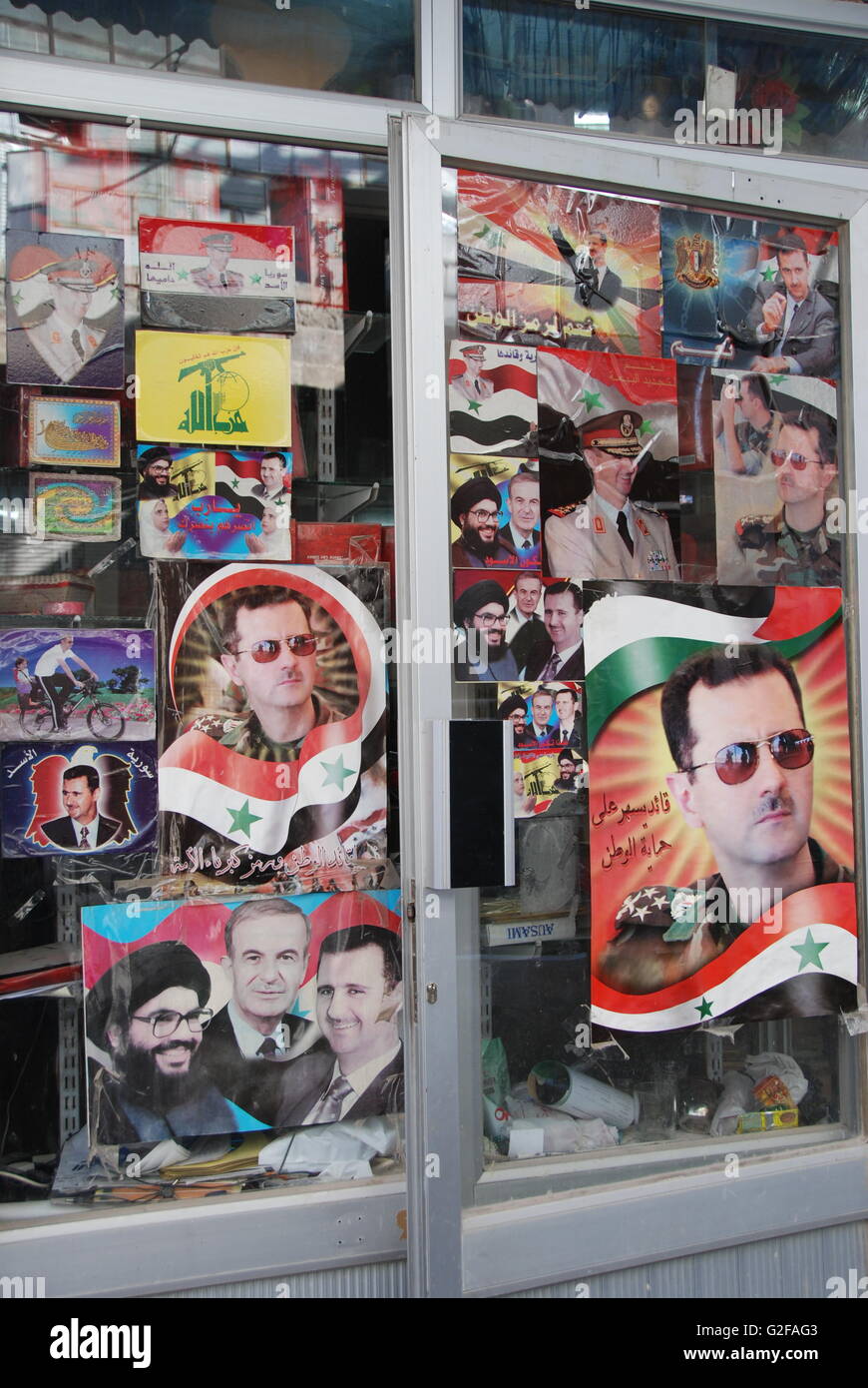 Aleppo, manifesti di propaganda del presidente Bashar Al-Assad In Vetrina Foto Stock