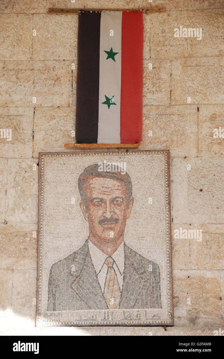 Al-Ma'ara - Museo dei mosaici, Mosaico ritratto del Presidente Hafez al-Assad con bandiera siriana Foto Stock