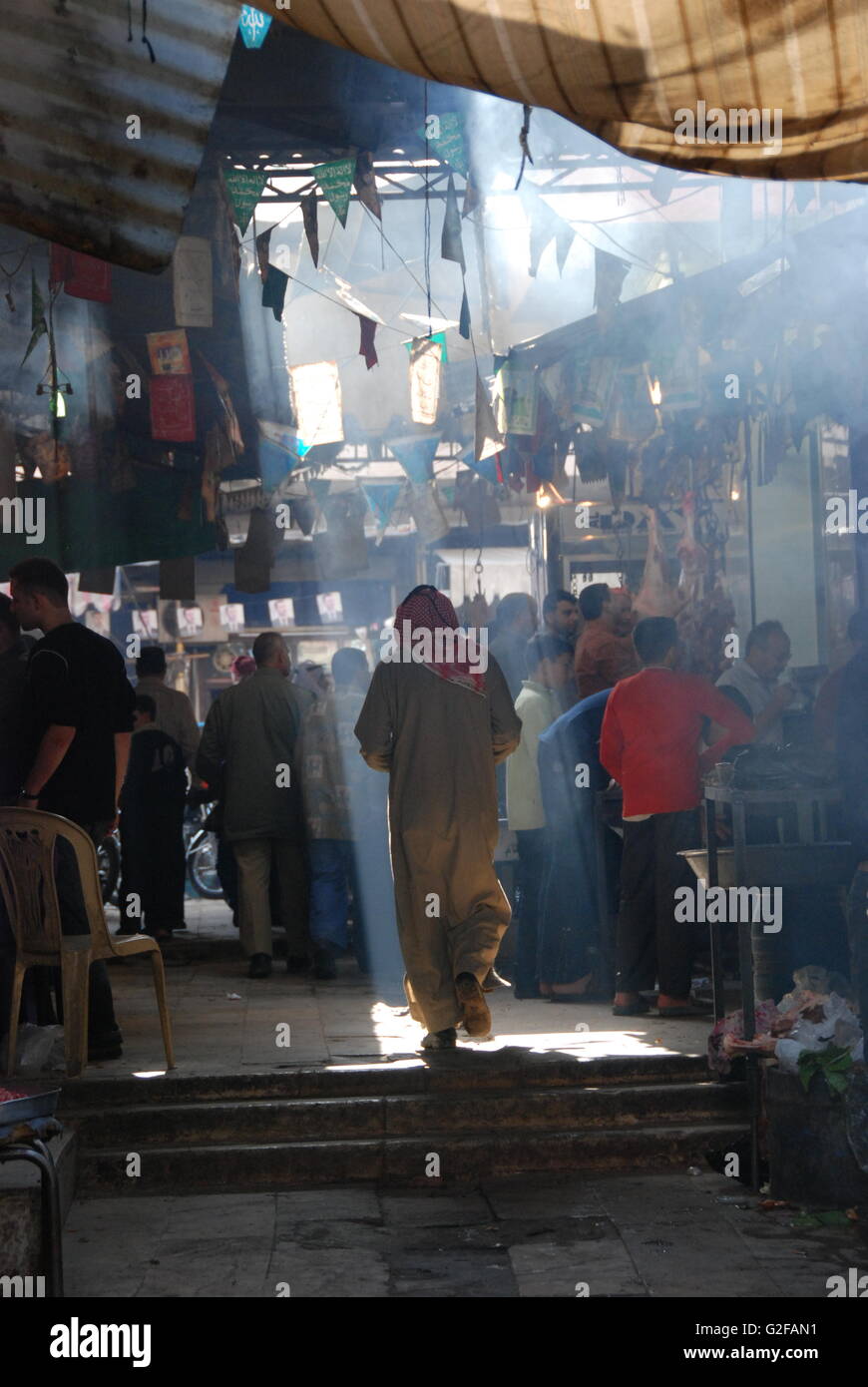 Al-Ma'ara - Mercato del Sabato, coperto Souq Alley con raggi di luce Foto Stock