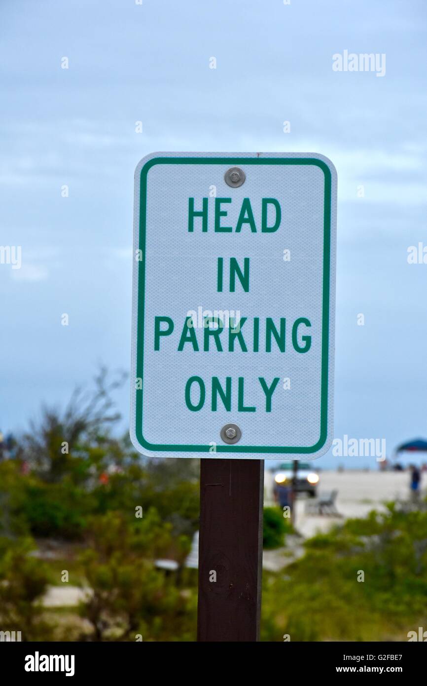 Testa nel parcheggio solo segno Foto Stock