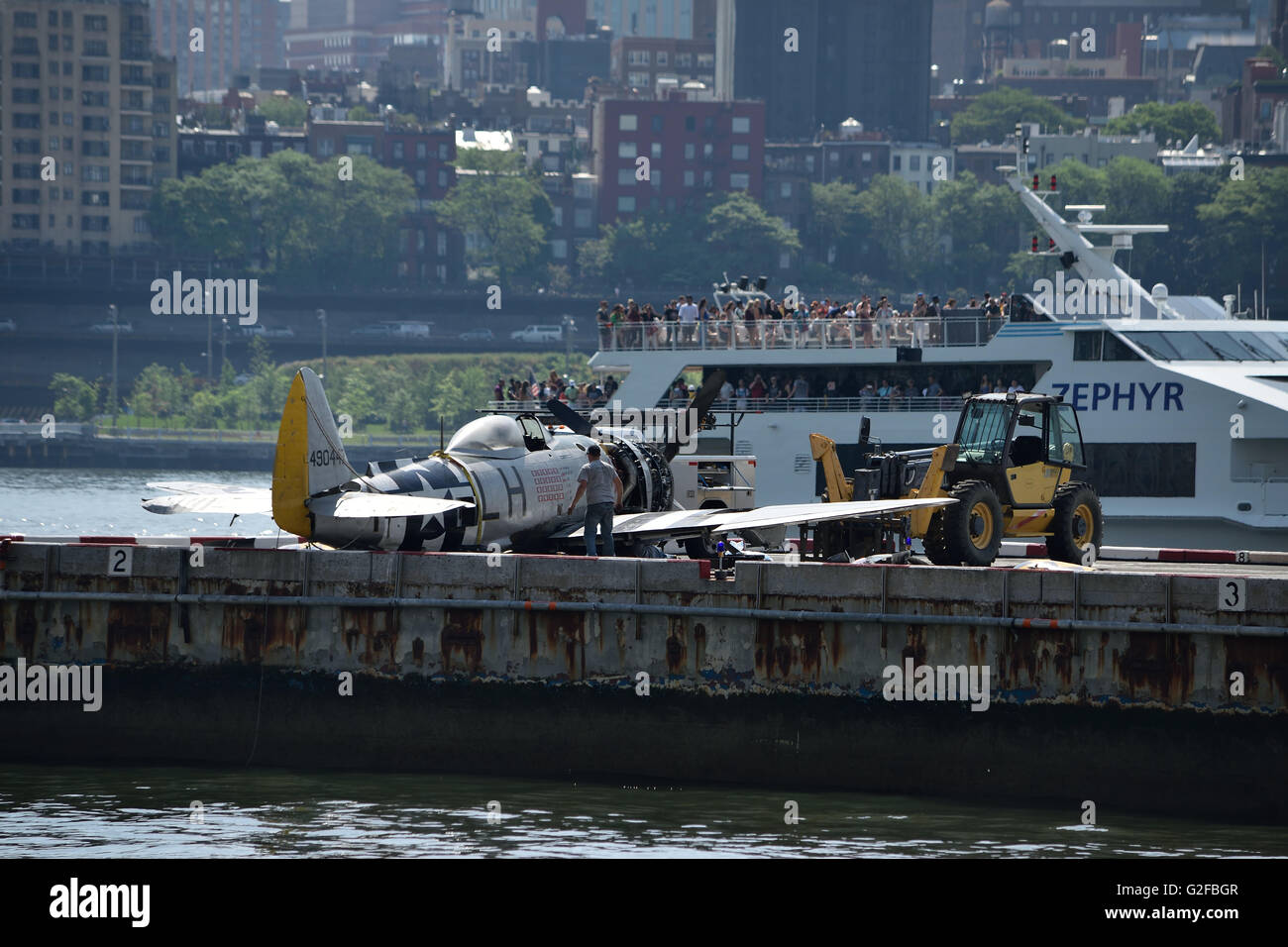 P47 WW-2 era il piano di coda 490447 numero di crash nel fiume Hudson spostato al Molo 6 temporaneamente. Foto Stock