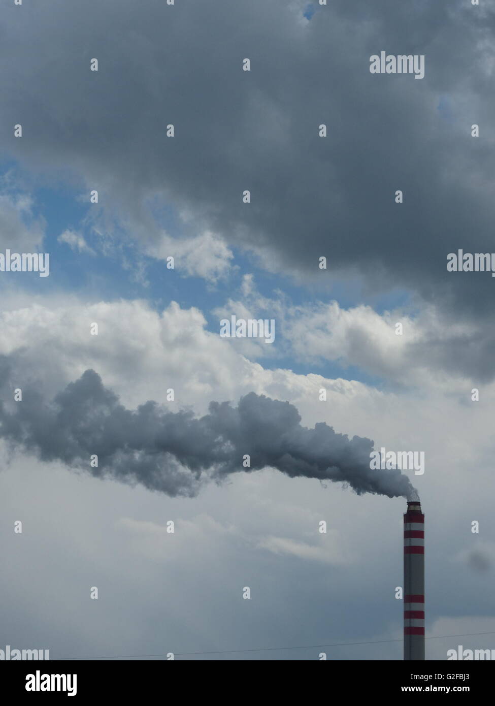 Inquinamento atmosferico creato dal fumo delle ciminiere Foto Stock