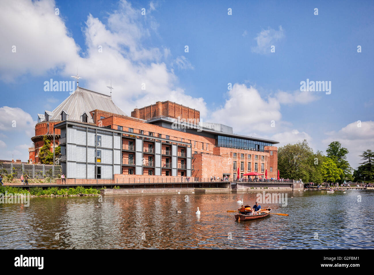 Royal Shakespeare Theatre e il fiume Avon e persone in barche sul fiume su un soleggiato weekend in tarda primavera, Stratford-upon Foto Stock