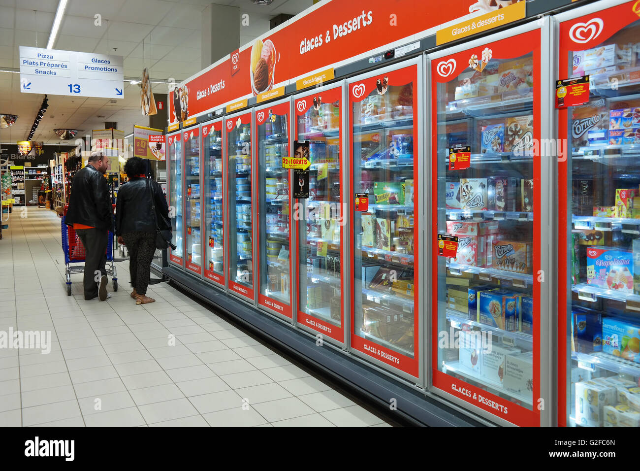 Reparto congelatore con gelato di Unilever Heartbrand in un Ipermercato Carrefour. Foto Stock