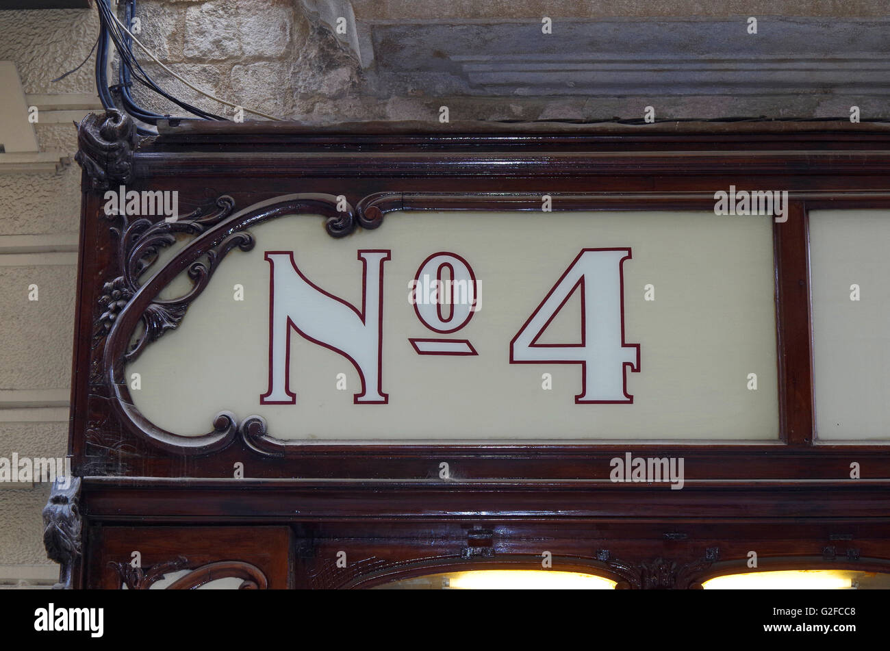 Girona, Spagna No 4, vale a dire numero 4, sul frontalino di negozio Foto Stock