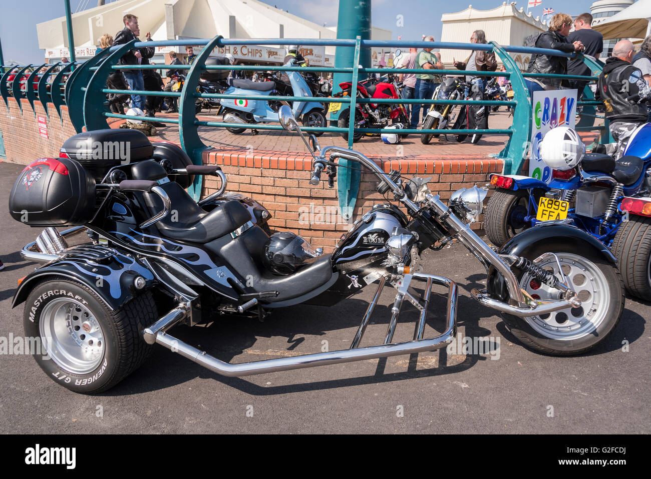 Un triciclo in moto. Foto Stock