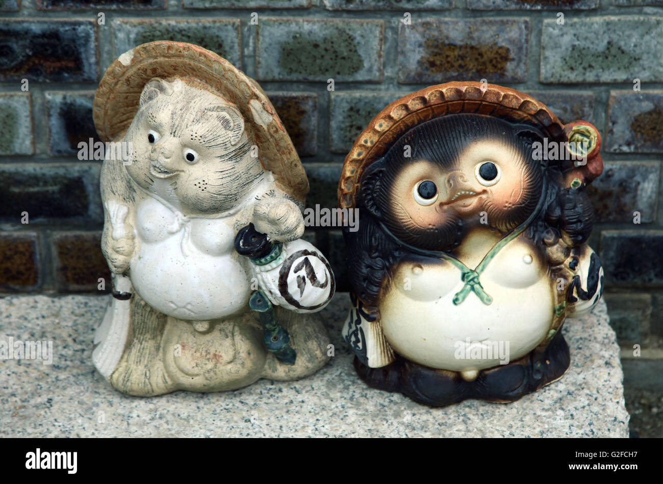 Si tratta di una foto di 2 Statua della mitologia giapponese procioni o giapponese cane procione Foto Stock