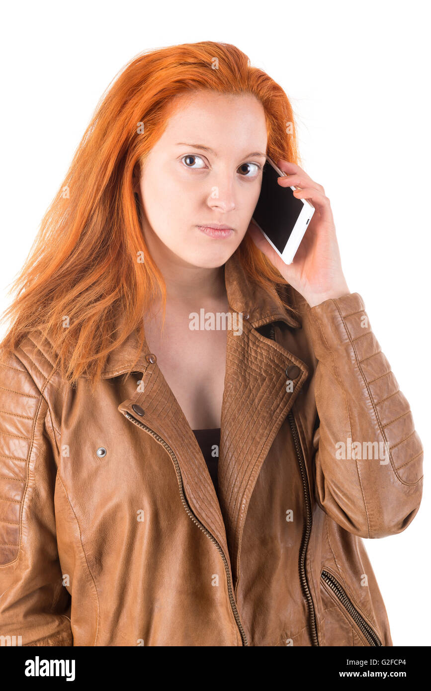 Bellissimi Capelli rossi ragazza con cellulare isolato in bianco Foto Stock