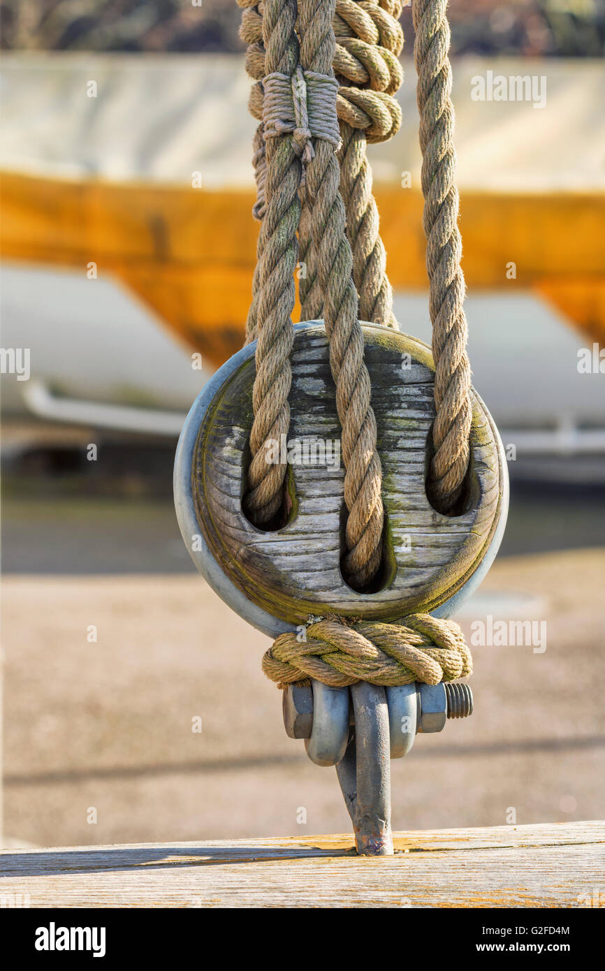 Blocchi e affronta il problema su una imbarcazione a vela Foto Stock