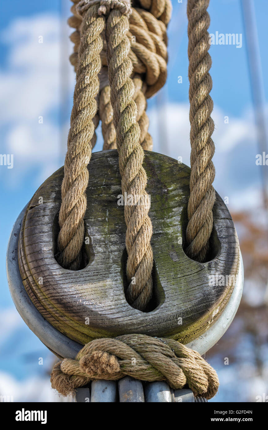 Vintage funi marine e affrontare in legno blocco sulla nave a vela Foto Stock