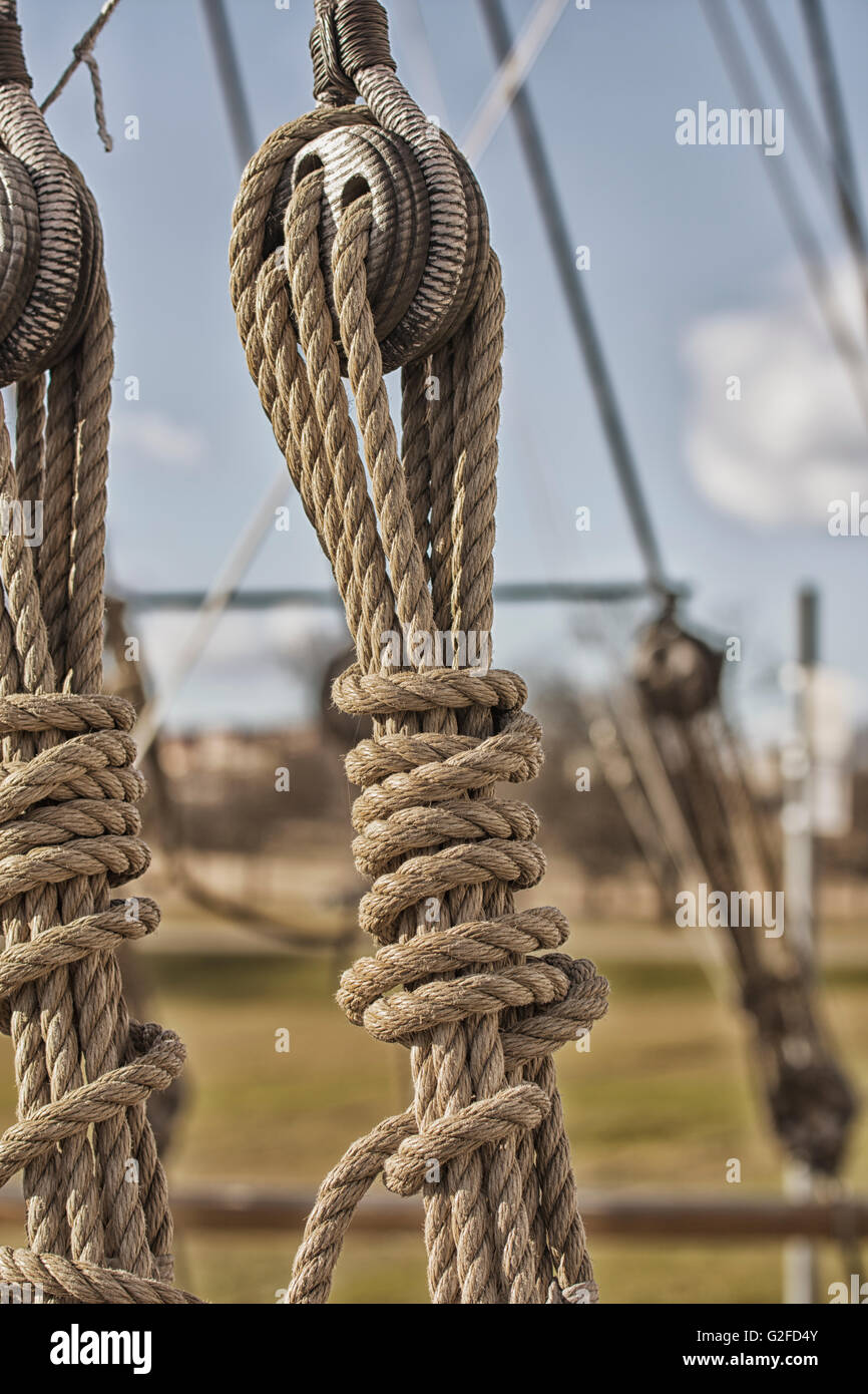 Blocchi e affronta il problema su una imbarcazione a vela Foto Stock