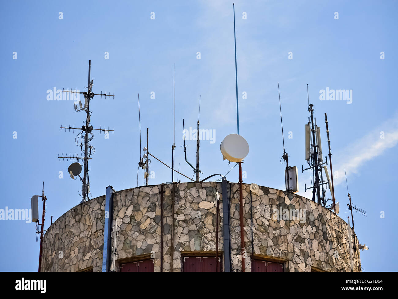 Primo piano della torre per antenna e cielo blu chiaro in background Foto Stock