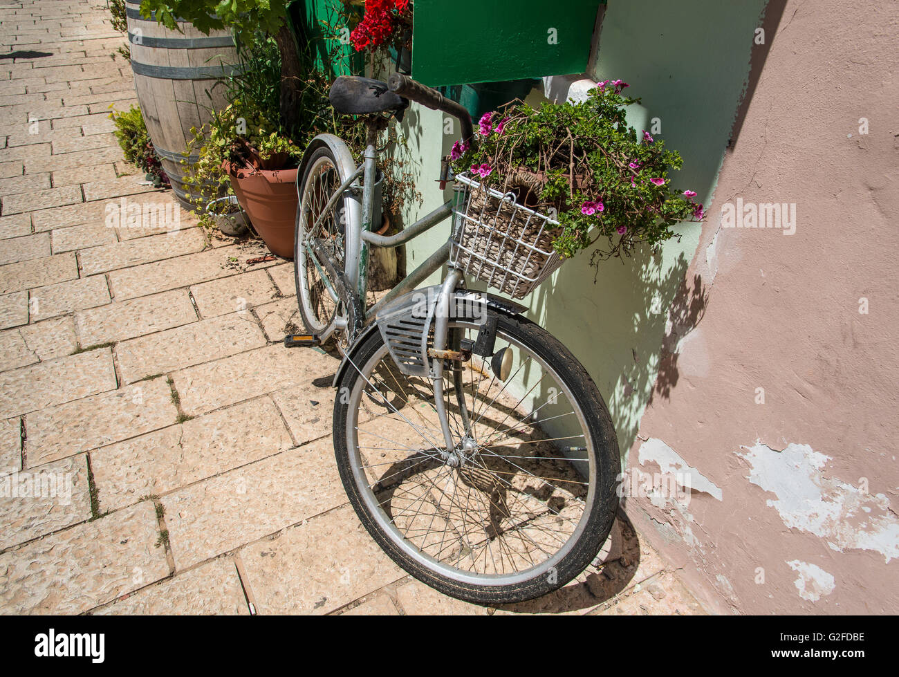 Bicicletta appoggiata sulla parete Foto Stock