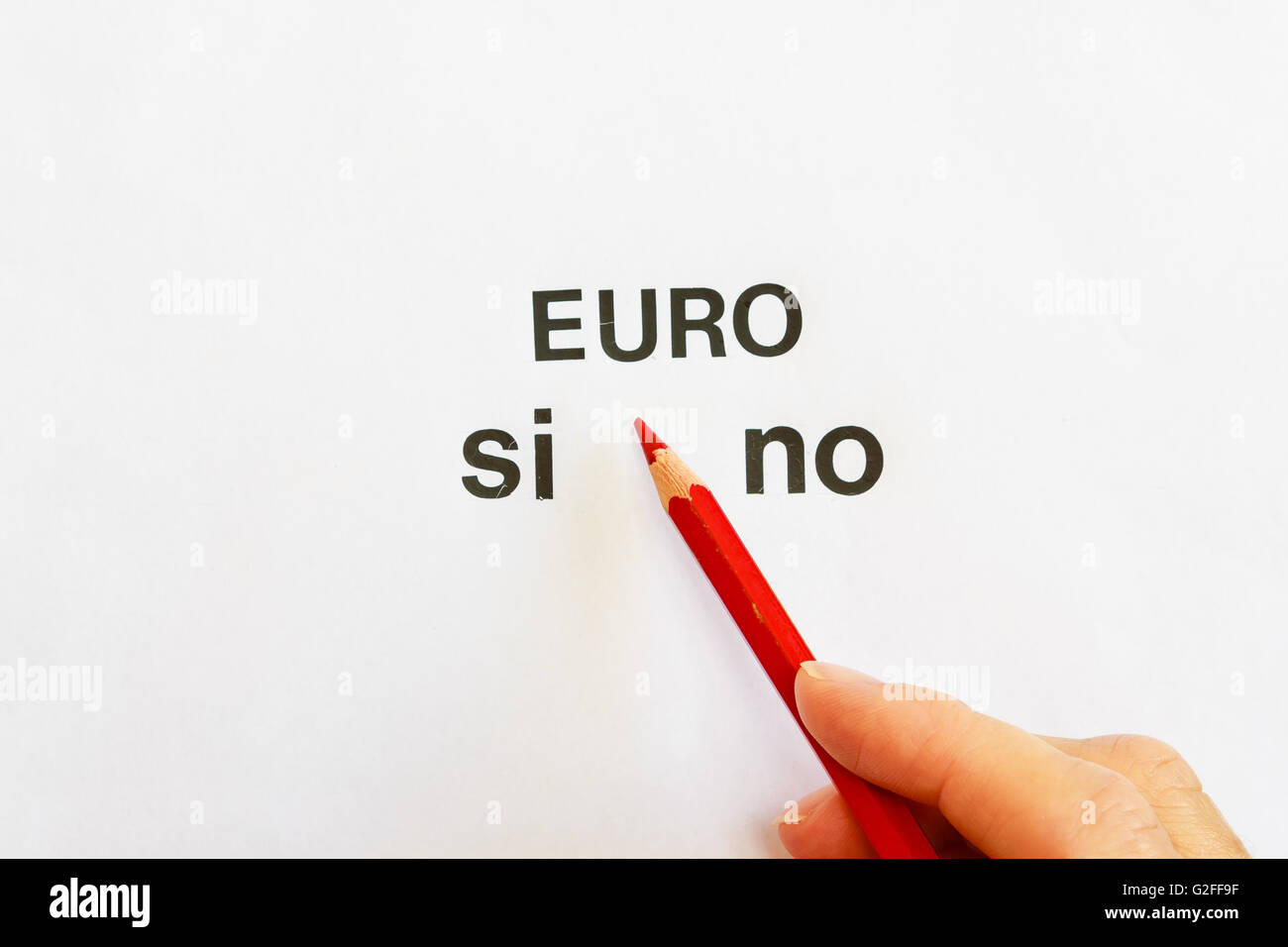 La mano di una persona sta per esprimere il loro voto per l'approvazione o negazione dell'uso dell'euro come una valuta Foto Stock