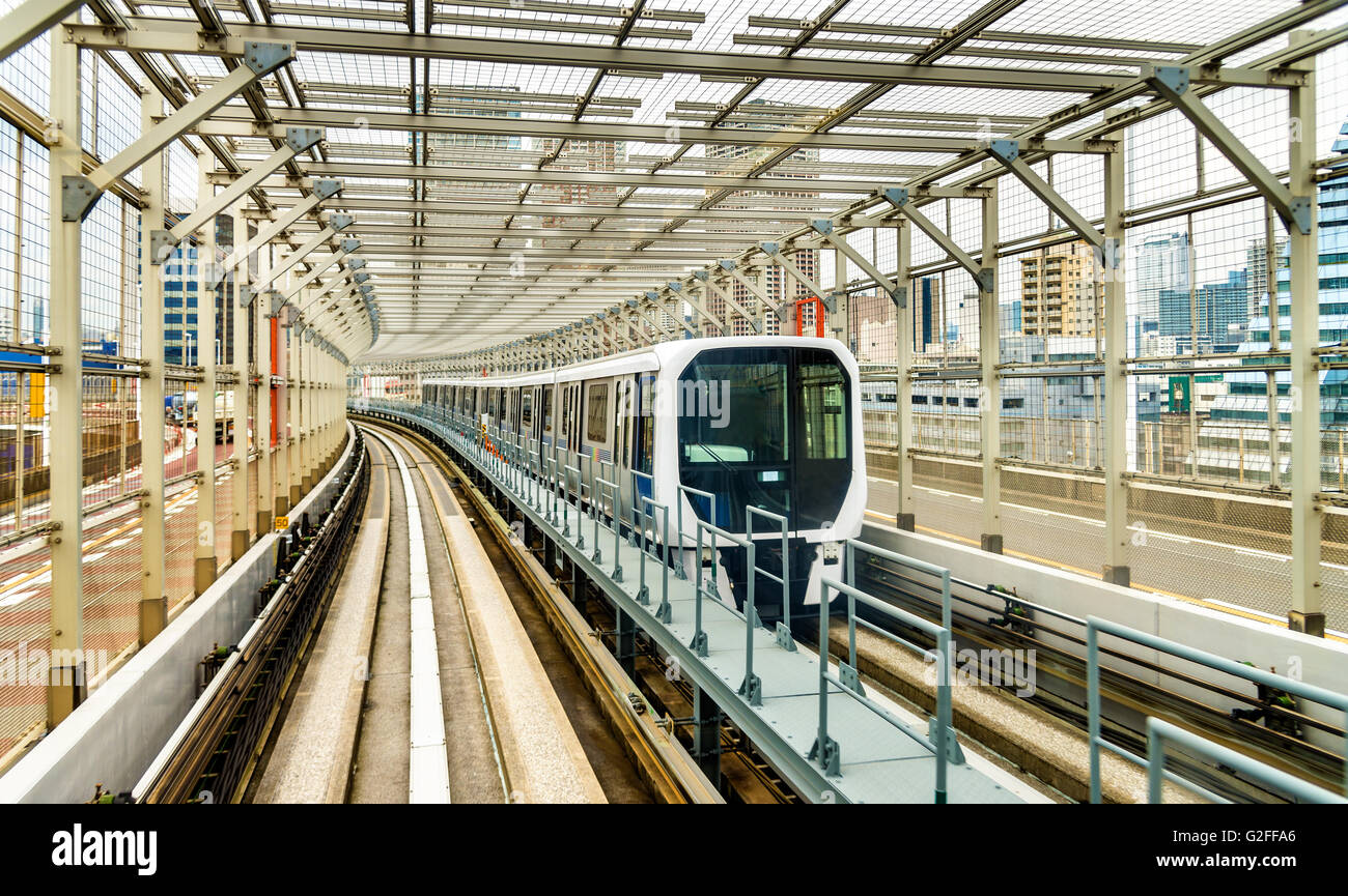 Treno in linea di Yurikamome sul Ponte di Arcobaleno a Tokyo Foto Stock
