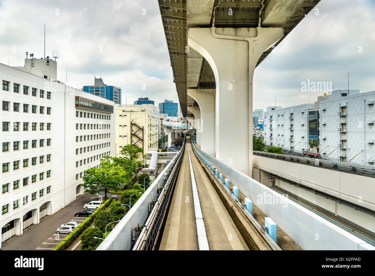 Linea di Yurikamome sul Ponte di Arcobaleno a Tokyo Foto Stock