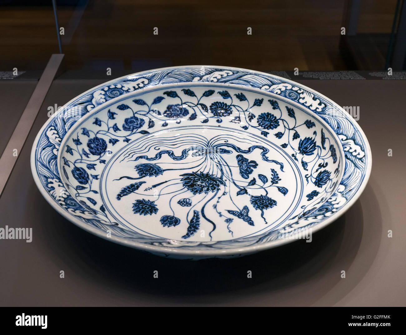 Grande piatto in porcellana, Yongle imperatore della dinastia Ming, 1403-1424, British Museum, Bloomsbury, London, England, Regno Unito Foto Stock